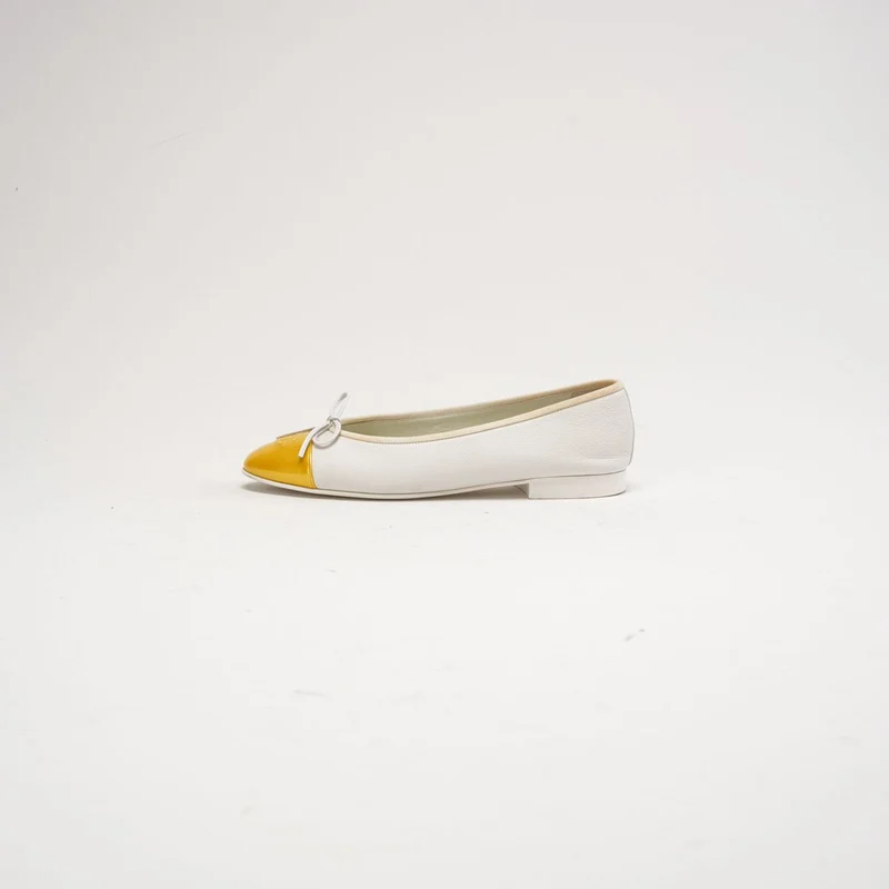 Chanel Ballerinas aus Leder, weiß/gelb, CC-Logo, Größe 39