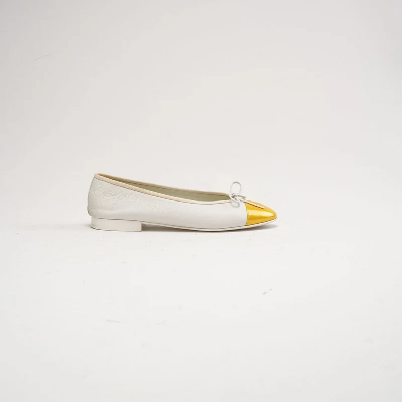 Chanel Ballerinas aus Leder, weiß/gelb, CC-Logo, Größe 39