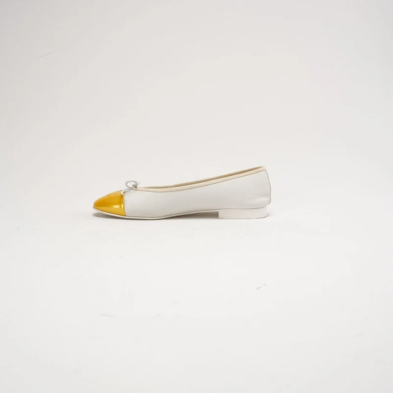 Chanel Ballerinas aus Leder, weiß/gelb, CC-Logo, Größe 39