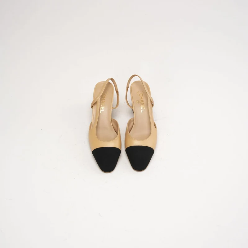 Chanel Beige/Schwarze Slingback-Pumps mit Kappe und CC-Logo, Größe 39
