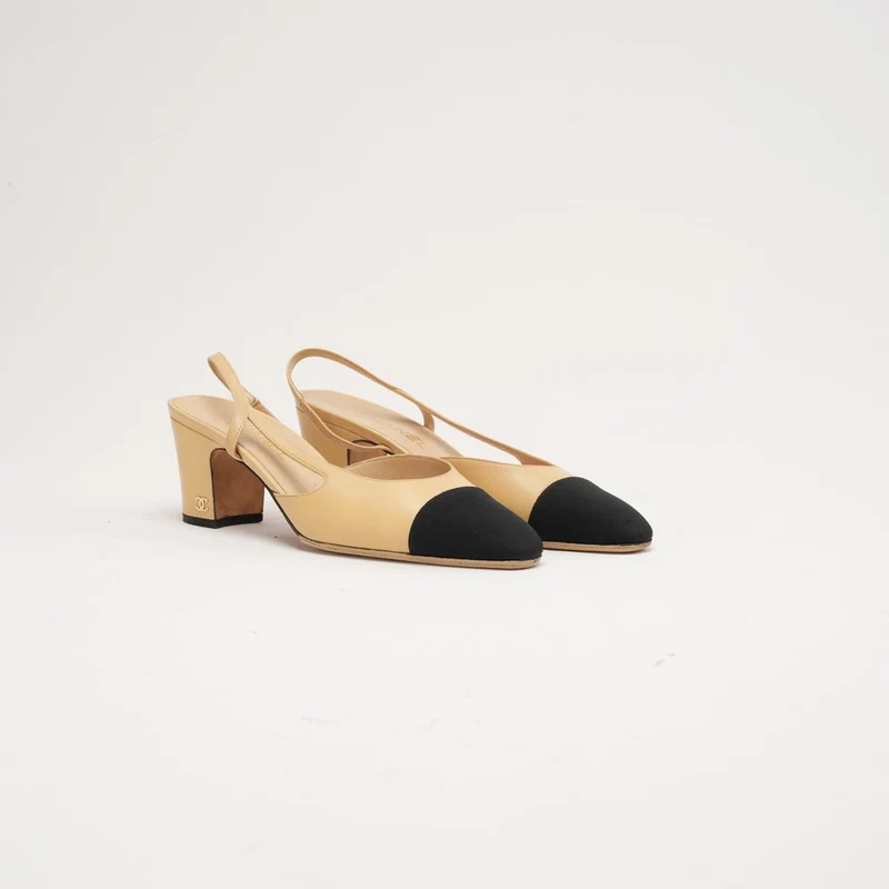 Chanel Beige/Schwarze Slingback-Pumps mit Kappe und CC-Logo, Größe 39