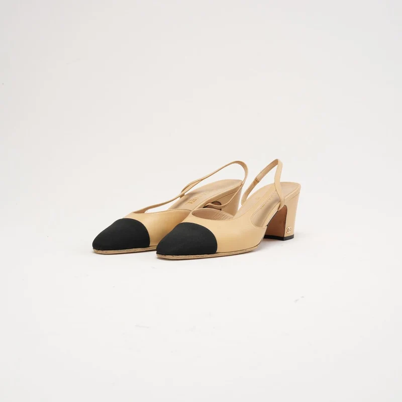 Chanel Beige/Schwarze Slingback-Pumps mit Kappe und CC-Logo, Größe 39