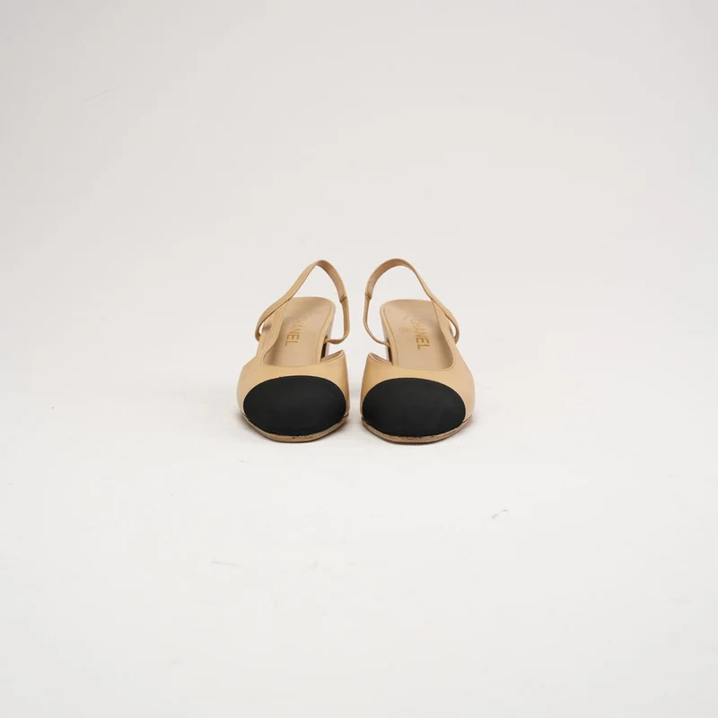 Chanel Beige/Schwarze Slingback-Pumps mit Kappe und CC-Logo, Größe 39