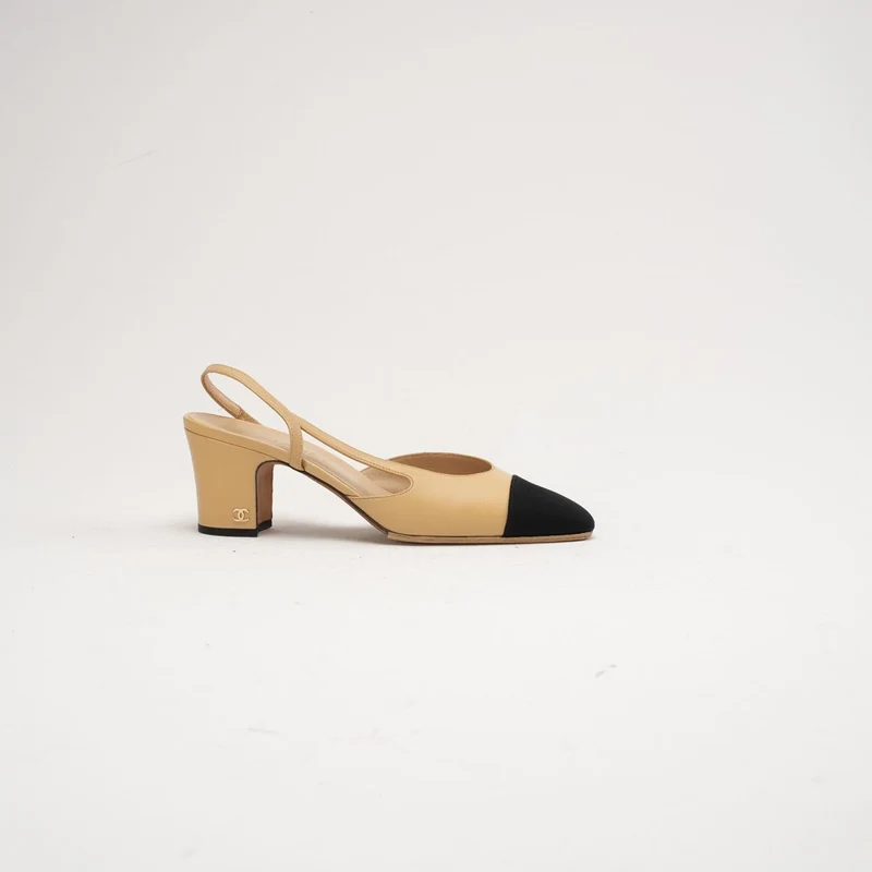 Chanel Beige/Schwarze Slingback-Pumps mit Kappe und CC-Logo, Größe 39