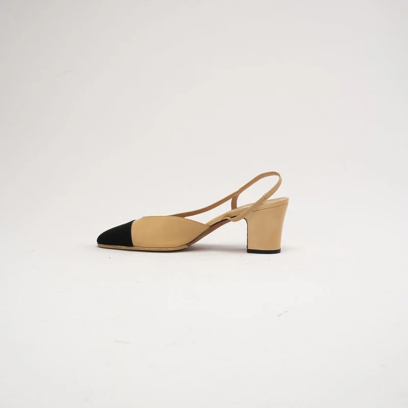 Chanel Beige/Schwarze Slingback-Pumps mit Kappe und CC-Logo, Größe 39