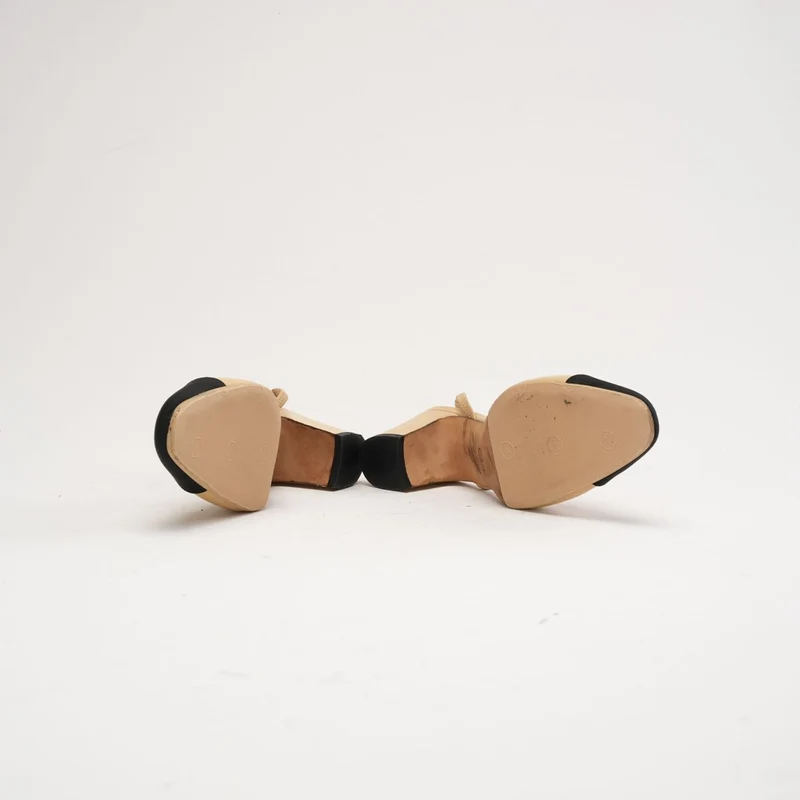 Chanel Beige/Schwarze Slingback-Pumps mit Kappe und CC-Logo, Größe 39