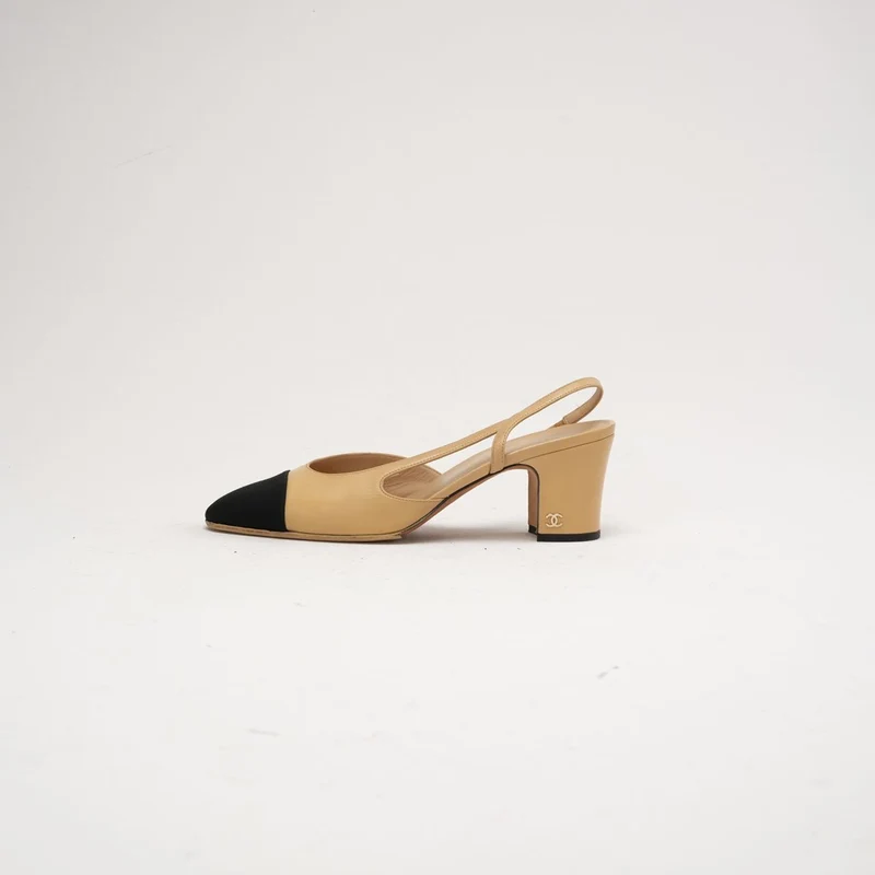 Chanel Beige/Schwarze Slingback-Pumps mit Kappe und CC-Logo, Größe 39