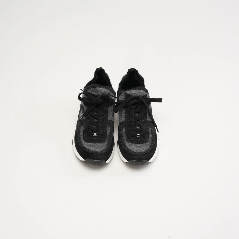 Chanel Sneaker aus Strickstoff und Wildleder, Größe 39.5, Grau/Schwarz