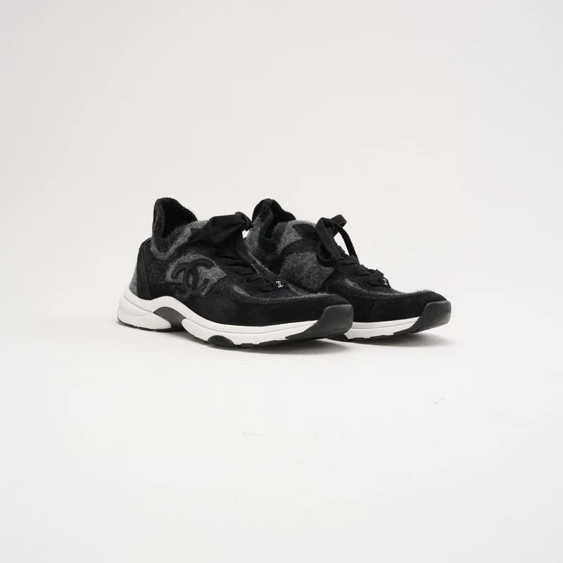 Chanel Sneaker aus Strickstoff und Wildleder, Größe 39.5, Grau/Schwarz