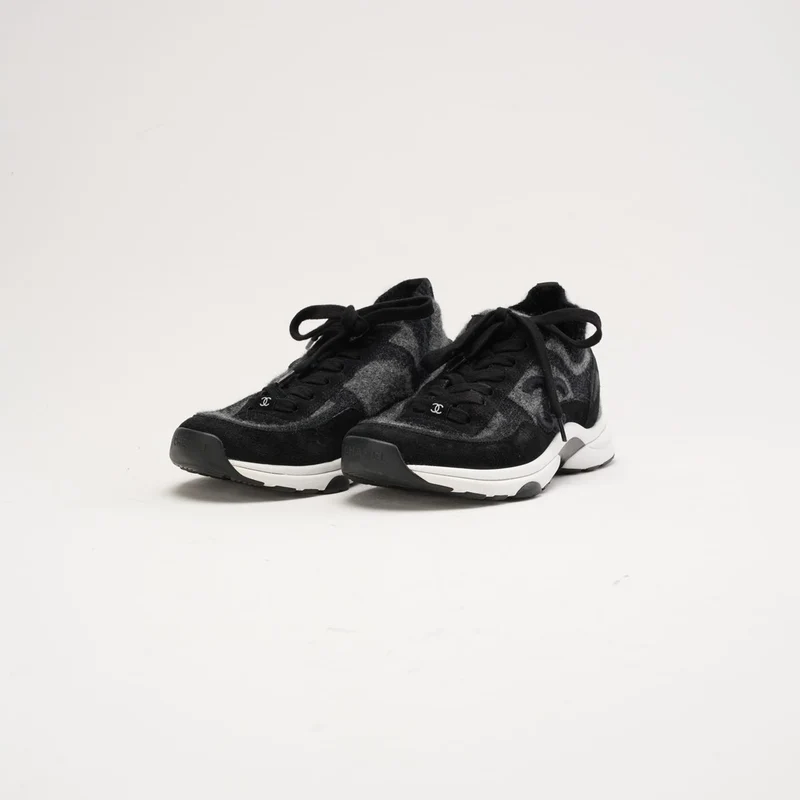 Chanel Sneaker aus Strickstoff und Wildleder, Größe 39.5, Grau/Schwarz