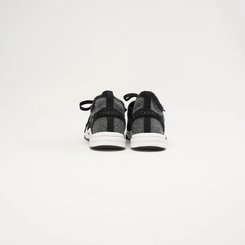 Chanel Sneaker aus Strickstoff und Wildleder, Größe 39.5, Grau/Schwarz