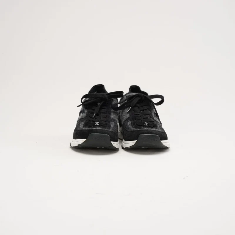 Chanel Sneaker aus Strickstoff und Wildleder, Größe 39.5, Grau/Schwarz
