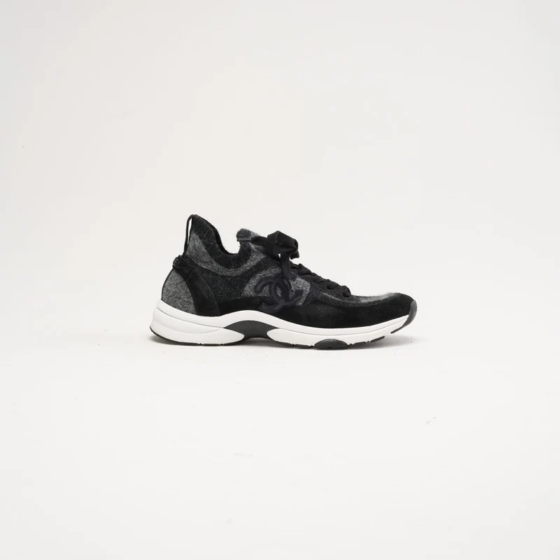 Chanel Sneaker aus Strickstoff und Wildleder, Größe 39.5, Grau/Schwarz