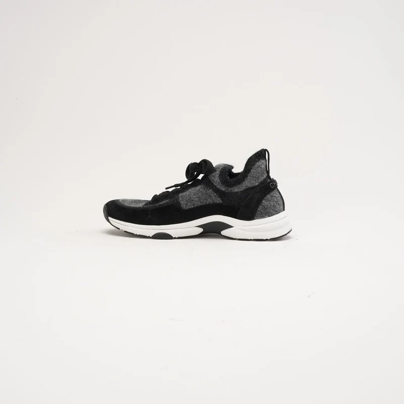 Chanel Sneaker aus Strickstoff und Wildleder, Größe 39.5, Grau/Schwarz