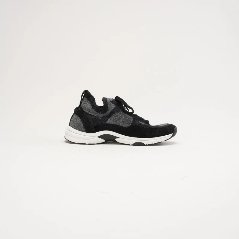 Chanel Sneaker aus Strickstoff und Wildleder, Größe 39.5, Grau/Schwarz