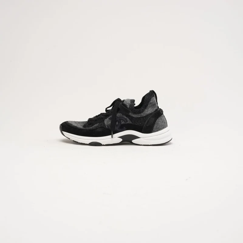 Chanel Sneaker aus Strickstoff und Wildleder, Größe 39.5, Grau/Schwarz