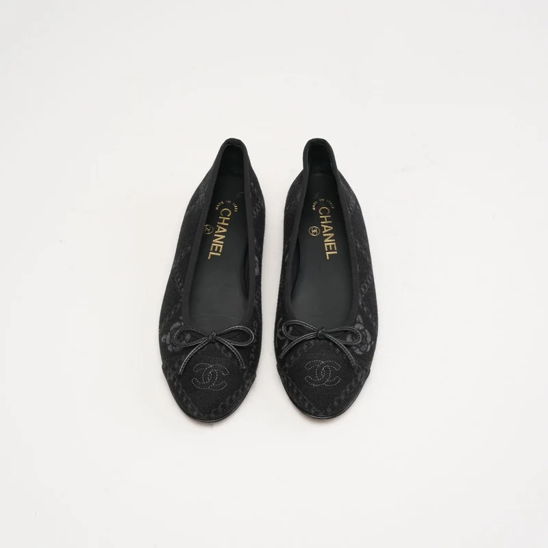 Chanel Ballerinas aus schwarzem Denim mit Print und CC-Logo, Größe 37.5
