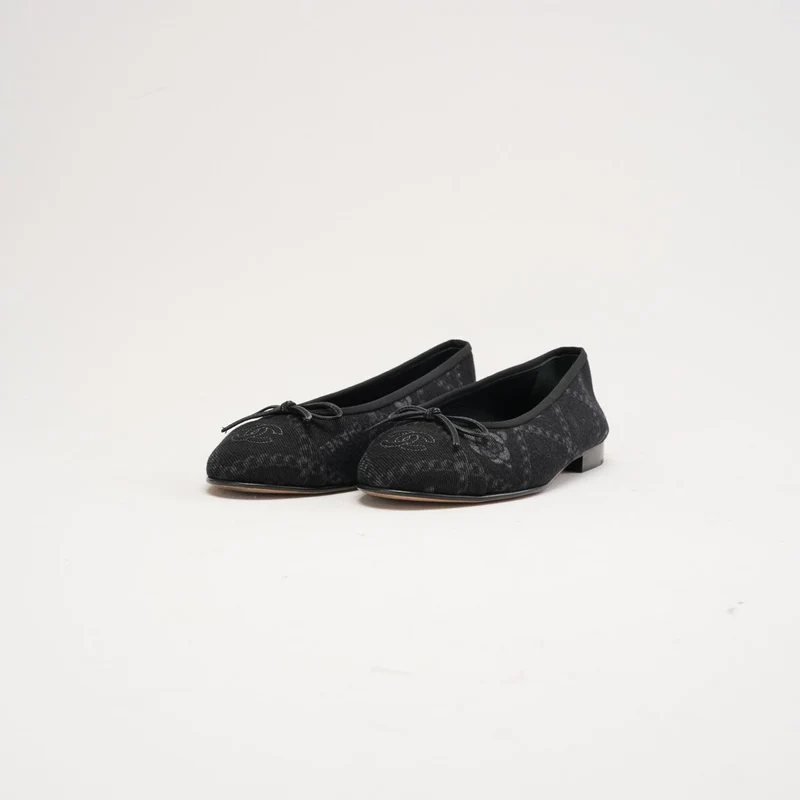 Chanel Ballerinas aus schwarzem Denim mit Print und CC-Logo, Größe 37.5