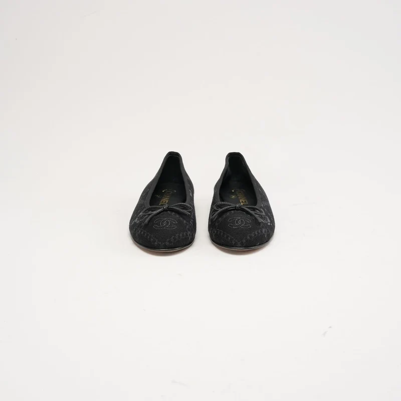 Chanel Ballerinas aus schwarzem Denim mit Print und CC-Logo, Größe 37.5