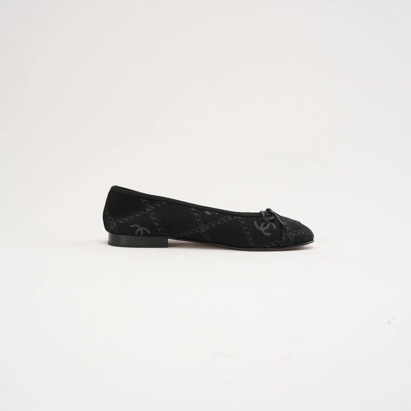 Chanel Ballerinas aus schwarzem Denim mit Print und CC-Logo, Größe 37.5
