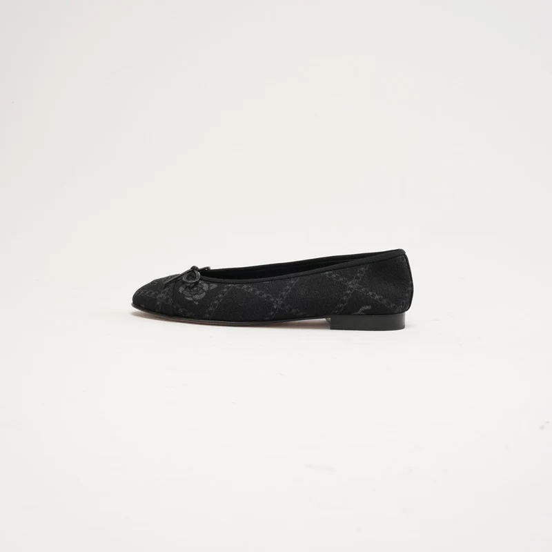 Chanel Ballerinas aus schwarzem Denim mit Print und CC-Logo, Größe 37.5