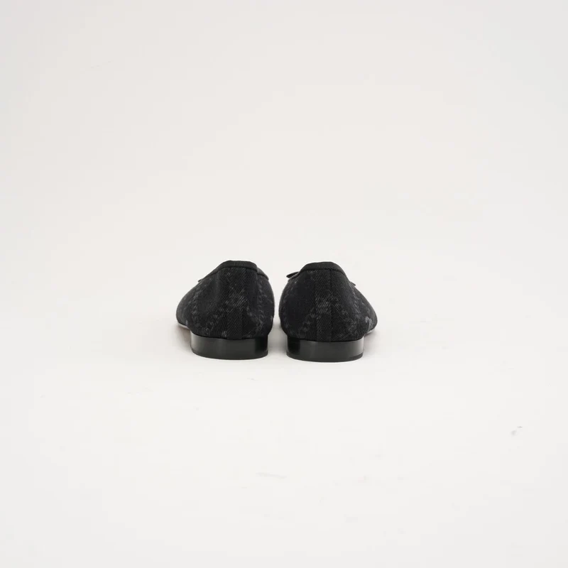 Chanel Ballerinas aus schwarzem Denim mit Print und CC-Logo, Größe 37.5