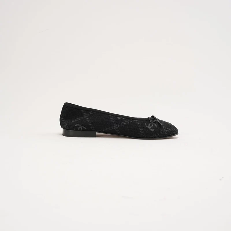 Chanel Ballerinas aus schwarzem Denim mit Print und CC-Logo, Größe 37.5