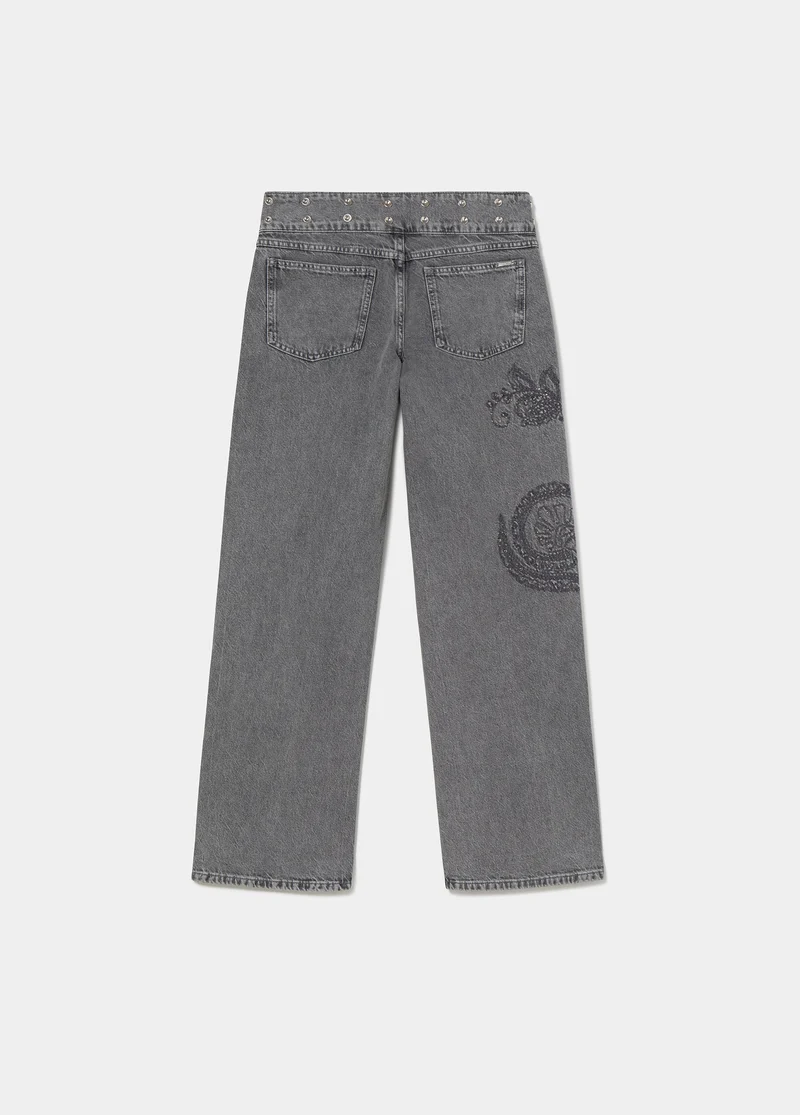 Jeans with a studded, embroidered waistband
