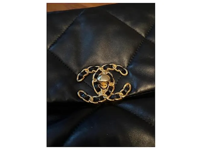 Chanel 19 Schwarze Tasche aus glänzendem Lammleder