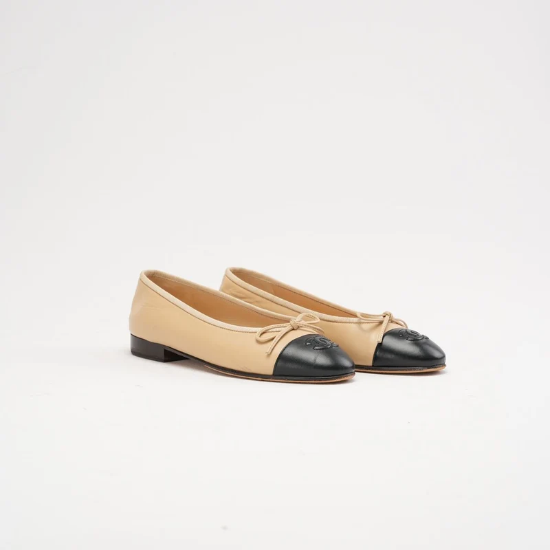Chanel Ballerinas in Beige/Schwarz mit CC-Kappe, Größe 35.5C
