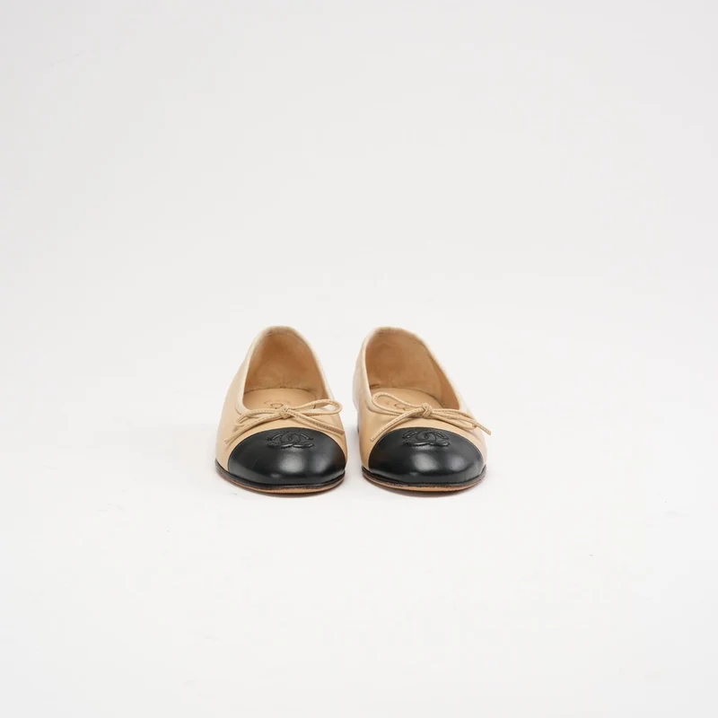 Chanel Ballerinas in Beige/Schwarz mit CC-Kappe, Größe 35.5C