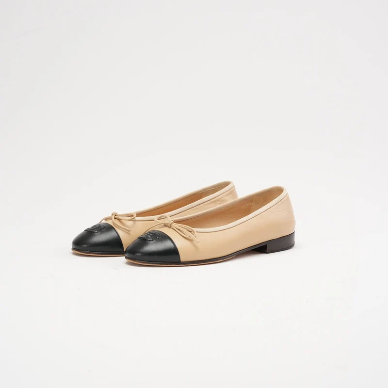 Chanel Ballerinas in Beige/Schwarz mit CC-Kappe, Größe 35.5C
