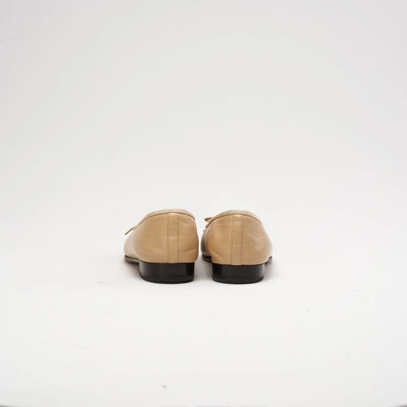 Chanel Ballerinas in Beige/Schwarz mit CC-Kappe, Größe 35.5C