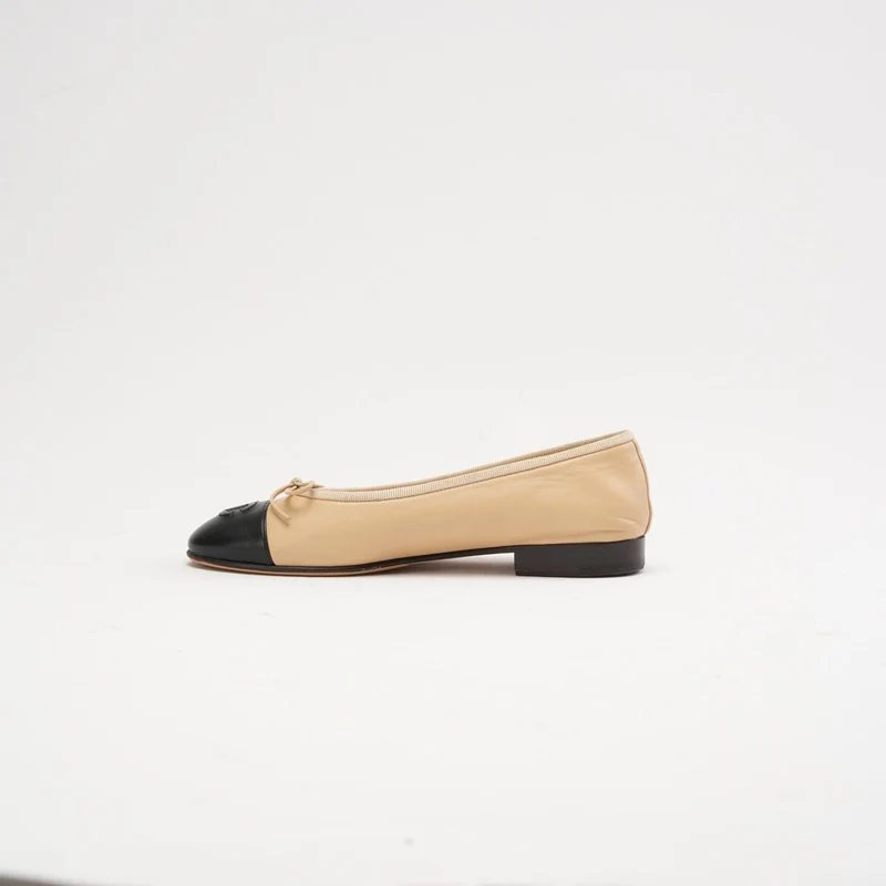 Chanel Ballerinas in Beige/Schwarz mit CC-Kappe, Größe 35.5C