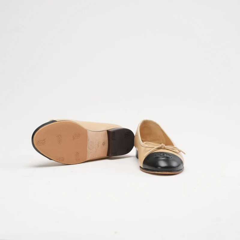 Chanel Ballerinas in Beige/Schwarz mit CC-Kappe, Größe 35.5C