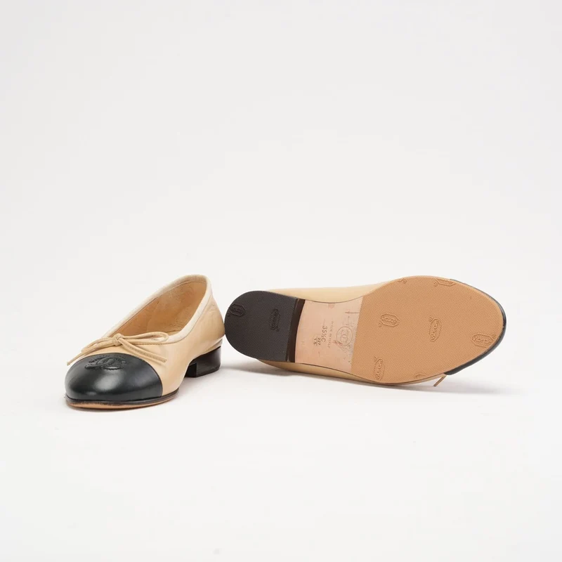 Chanel Ballerinas in Beige/Schwarz mit CC-Kappe, Größe 35.5C