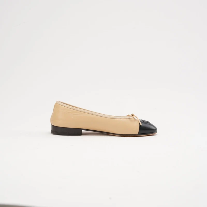 Chanel Ballerinas in Beige/Schwarz mit CC-Kappe, Größe 35.5C