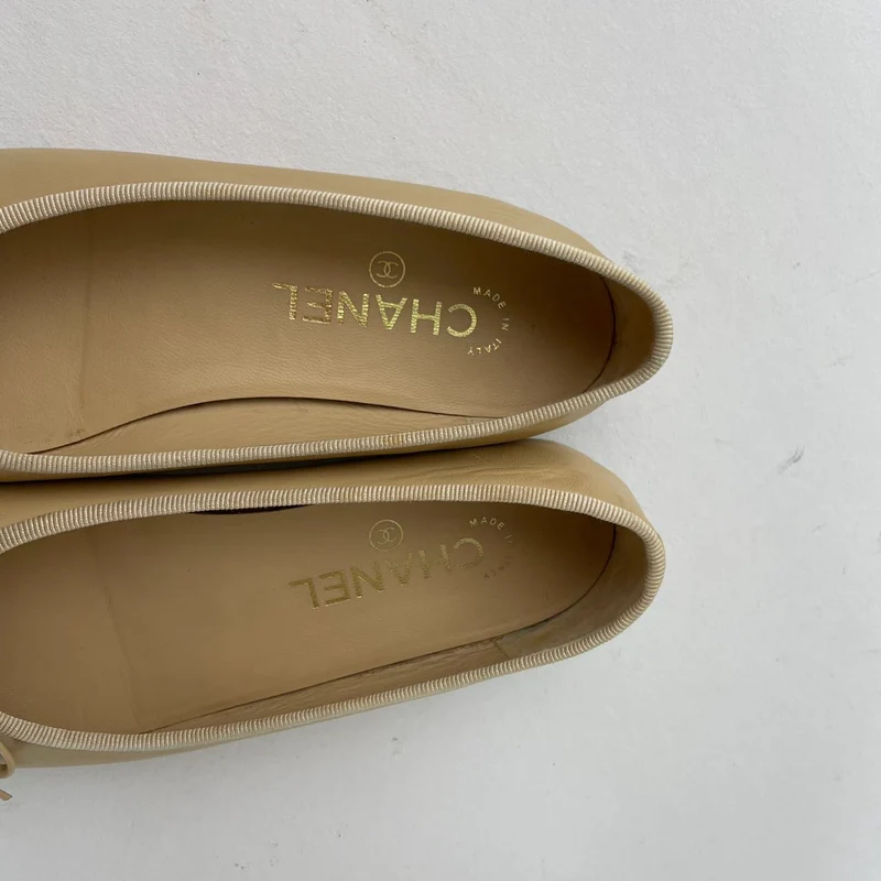 Chanel Ballerinas in Beige/Schwarz mit CC-Kappe, Größe 35.5C