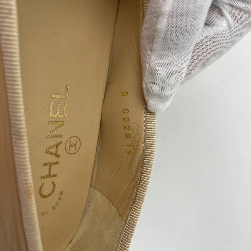 Chanel Ballerinas in Beige/Schwarz mit CC-Kappe, Größe 35.5C