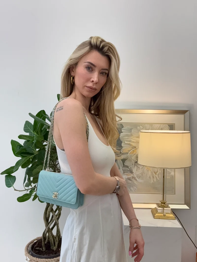 Chanel Trendy CC Wallet On Chain (WOC) Blau