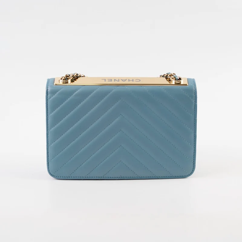 Chanel Trendy CC Wallet On Chain (WOC) Blau