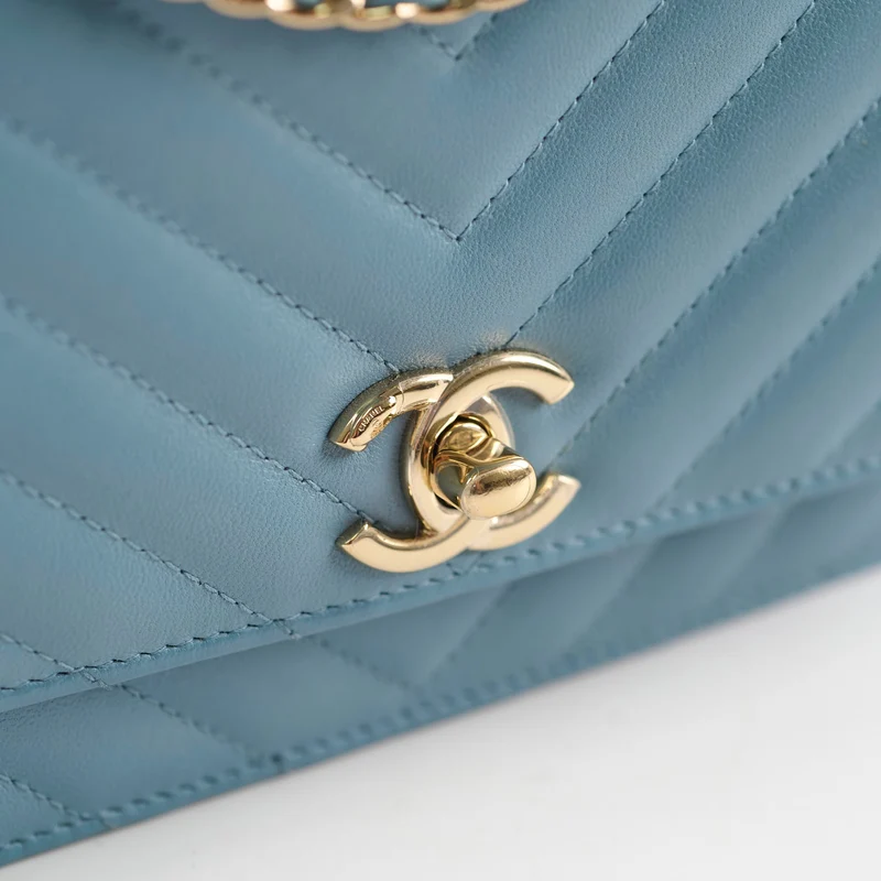 Chanel Trendy CC Wallet On Chain (WOC) Blau