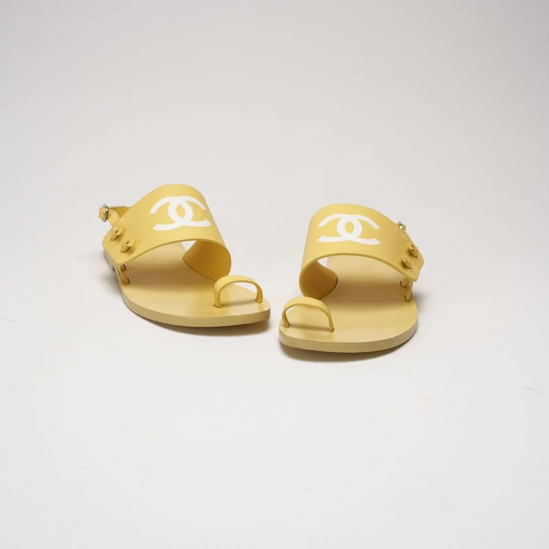 Chanel Riemchensandalen, flach, limettengelb, Größe 38.5