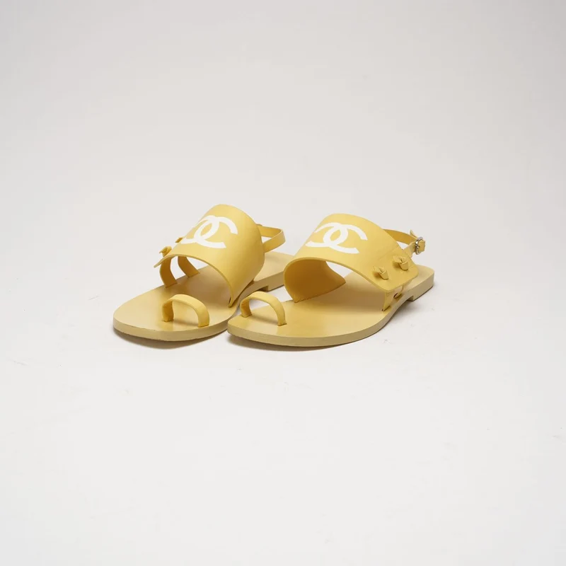 Chanel Riemchensandalen, flach, limettengelb, Größe 38.5