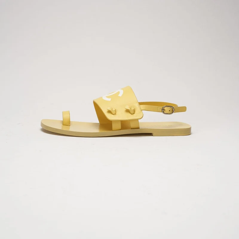 Chanel Riemchensandalen, flach, limettengelb, Größe 38.5