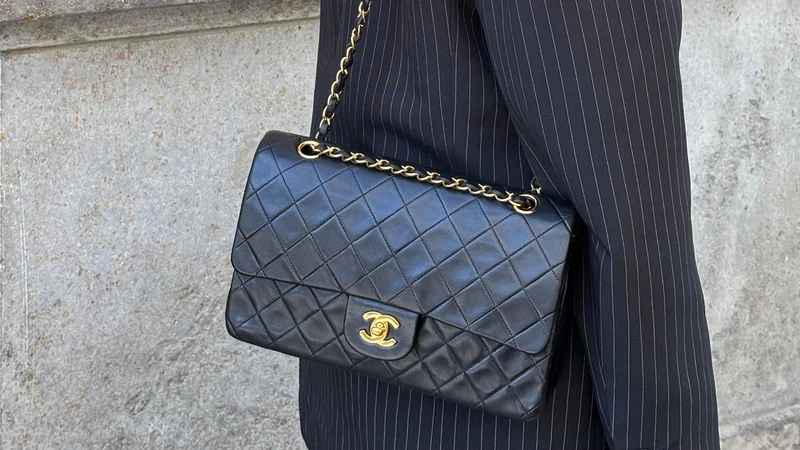 Chanel Schwarze Vintage Classic Medium Double Flap Bag 1997