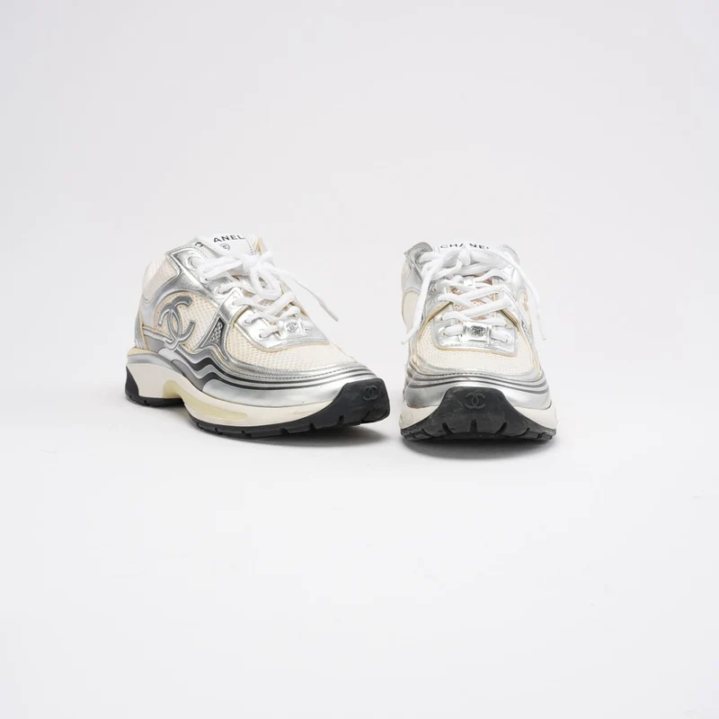 Chanel CC Logo Sneaker in Weiß und Silber 38.5