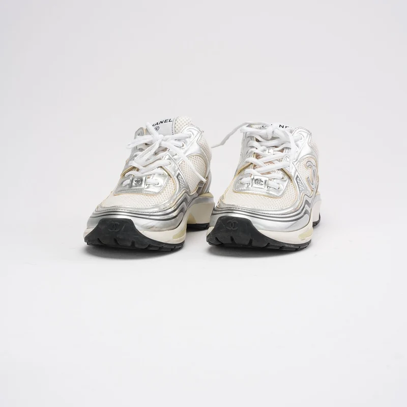 Chanel CC Logo Sneaker in Weiß und Silber 38.5
