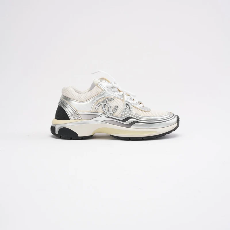 Chanel CC Logo Sneaker in Weiß und Silber 38.5
