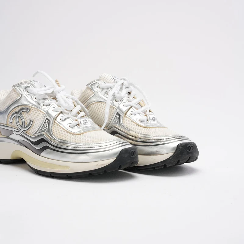 Chanel CC Logo Sneaker in Weiß und Silber 38.5